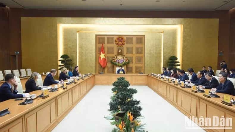 Le Premier ministre Pham Minh Chinh (au milieu) recevant l’ambassadeur des États-Unis au Vietnam, Marc Evans Knapper. Photo : NDEL. Le Premier ministre Pham Minh Chinh (au milieu) recevant l’ambassadeur des États-Unis au Vietnam, Marc Evans Knapper. Photo : NDEL.