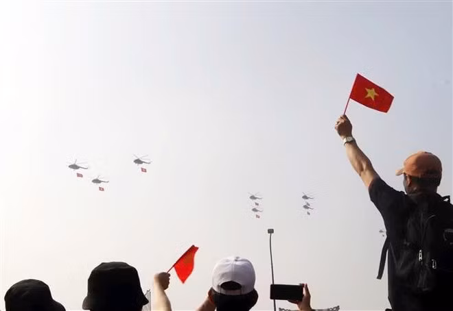 Le programme a débuté par une démonstration aérienne remarquable d'escadrons d'hélicoptères Mi-8T, Mi-17 et Mi-171, ainsi que de chasseurs modernes tels que le Su-30MK2 et le Yak-130, qui ont survolé la ville avec les drapeaux du Parti et de la Patrie.