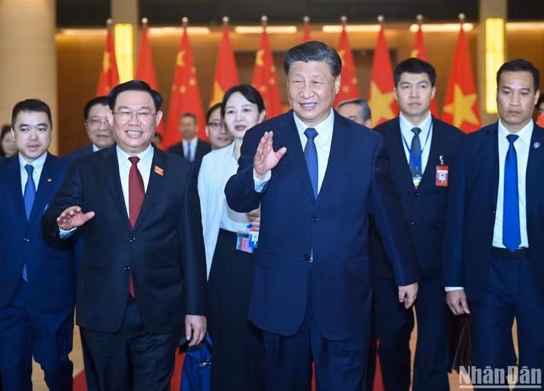 Le Président de l’Assemblée nationale Vuong Dinh Huê et le Secrétaire général et Président chinois Xi Jinping, le 13 décembre 2023. Photo : Duy Linh/Journal Nhân Dân.