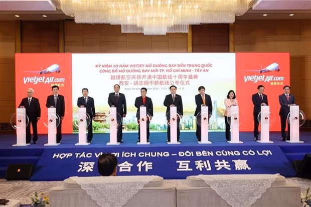Le célébration des 10 ans de l'ouverture des vols par Vietjet vers la Chine (2014 - 2024) et l'annonce de l'ouverture d'un vol direct reliant Hô Chi Minh-Ville à Xi'an, Chine. Photo : VNA. Le célébration des 10 ans de l'ouverture des vols par Vietjet vers la Chine (2014 - 2024) et l'annonce de l'ouverture d'un vol direct reliant Hô Chi Minh-Ville à Xi'an, Chine. Photo : VNA.
