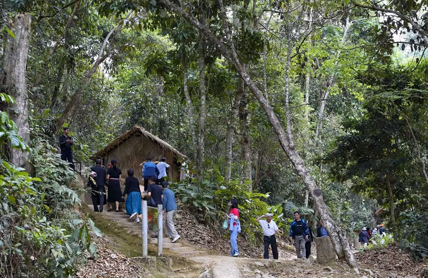 Les touristes à la cabane de travail du général Vo Nguyên Giap dans le site du QG du commandement de la campagne de Diên Biên Phu. Photo : VNA.