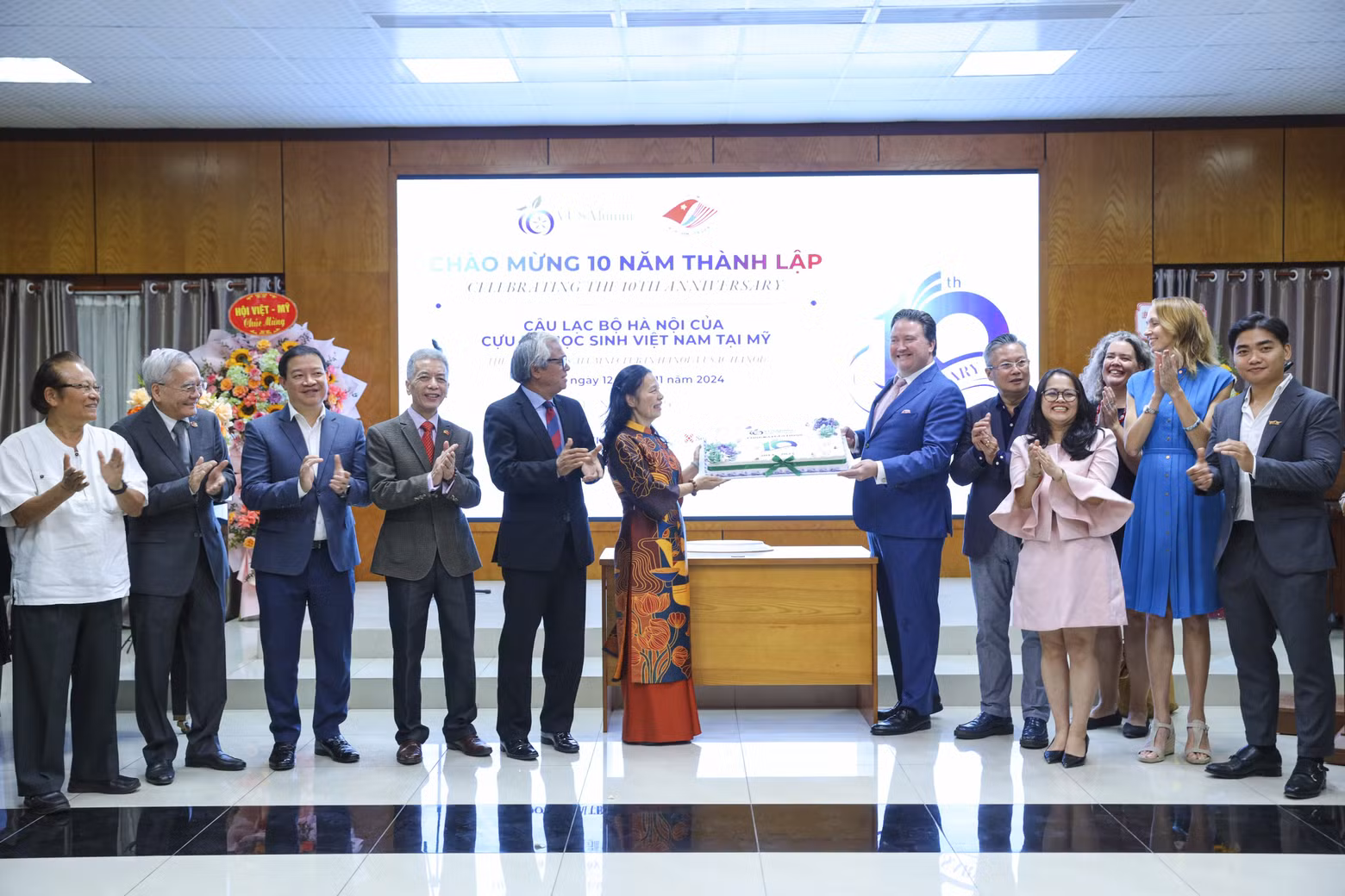 La cérémonie célébrant le 10e anniversaire de la fondation du Club de Hanoï des anciens étudiants vietnamiens aux États-Unis,(VUSAC HANOI). Photo : thoidai.com.vn