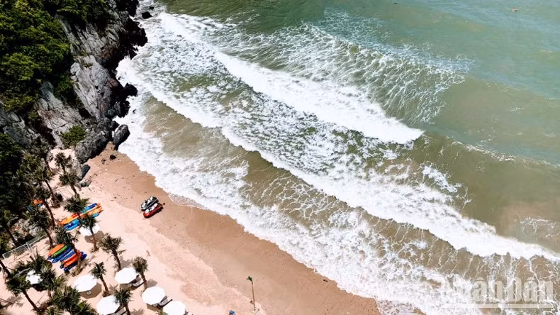 Les plages fraîches et poétiques de l'île de Cat Bà. Photo: nhandan.vn Les plages fraîches et poétiques de l'île de Cat Bà. Photo: nhandan.vn
