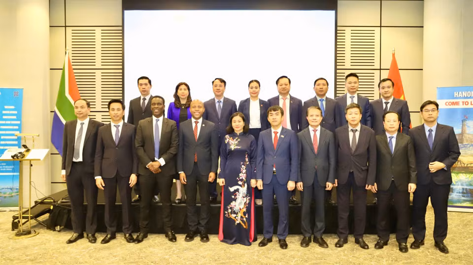 La délégation de Hanoi et les représentants de la Chambre de commerce et d'industrie d'Afrique du Sud. Photo : kinhtedothi.vn La délégation de Hanoi et les représentants de la Chambre de commerce et d'industrie d'Afrique du Sud. Photo : kinhtedothi.vn