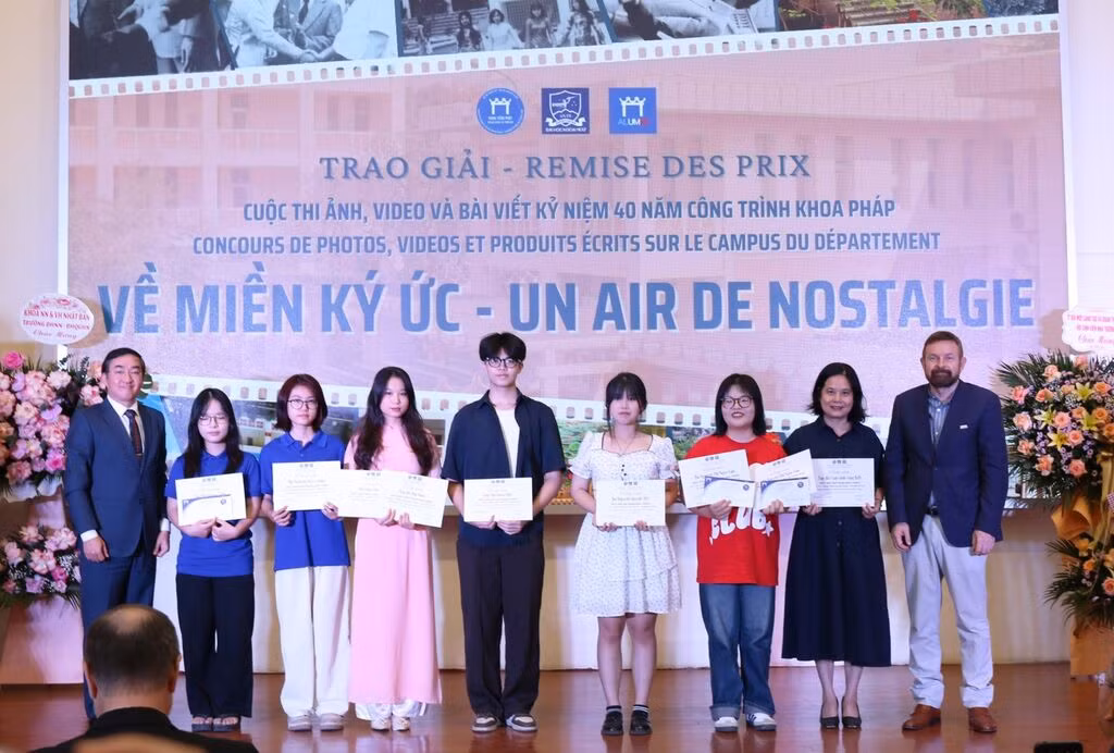 La remise des prix du concours de photos, vidéos et produits écrits "Campus du Département de français - Un air de nostalgie". Photo: CVN/NDEL La remise des prix du concours de photos, vidéos et produits écrits "Campus du Département de français - Un air de nostalgie". Photo: CVN/NDEL