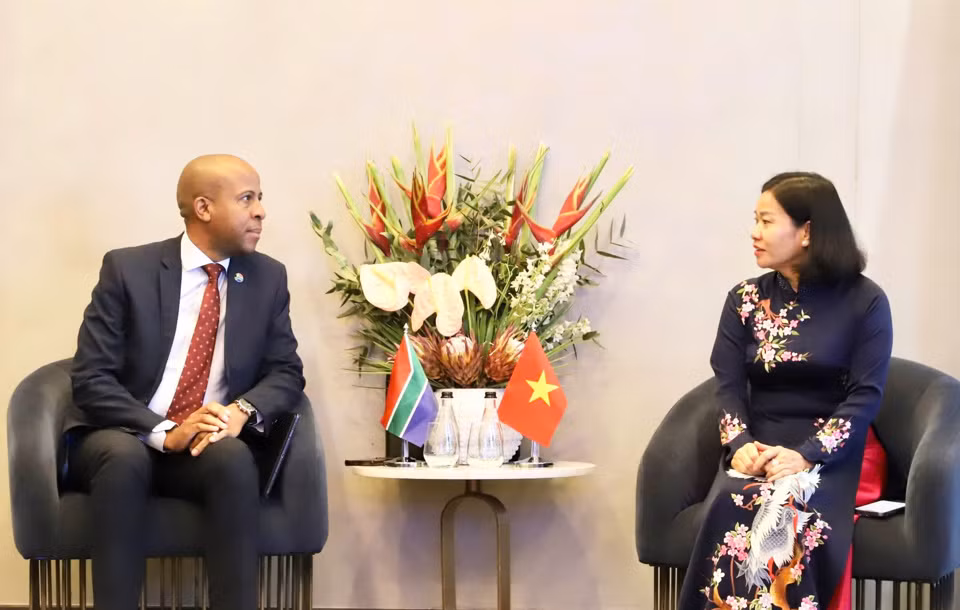 La vice-secrétaire permanente du Comité municipal du Parti de Hanoi, Nguyên Thi Tuyên, travaille avec le président de la Chambre de commerce et d'industrie d'Afrique du Sud (SACCI), à Johannesburg, Mtho Xulu. Photo : kinhtedothi.vn La vice-secrétaire permanente du Comité municipal du Parti de Hanoi, Nguyên Thi Tuyên, travaille avec le président de la Chambre de commerce et d'industrie d'Afrique du Sud (SACCI), à Johannesburg, Mtho Xulu. Photo : kinhtedothi.vn