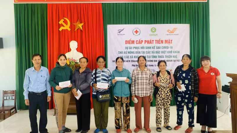 Mis en œuvre de septembre 2023 à juillet 2024 par Oxfam Vietnam, le projet « Restaurer les moyens de subsistance après le Covid-19 chez les agricultrices en situation difficile et extrêmement difficile de la province de Thua Thien Hue » vise à aider les agricultrices défavorisées à améliorer leurs moyens de subsistance et à rétablir leur niveau de vie après la pandémie de Covid-19. Photo : thoidai.com.vn.