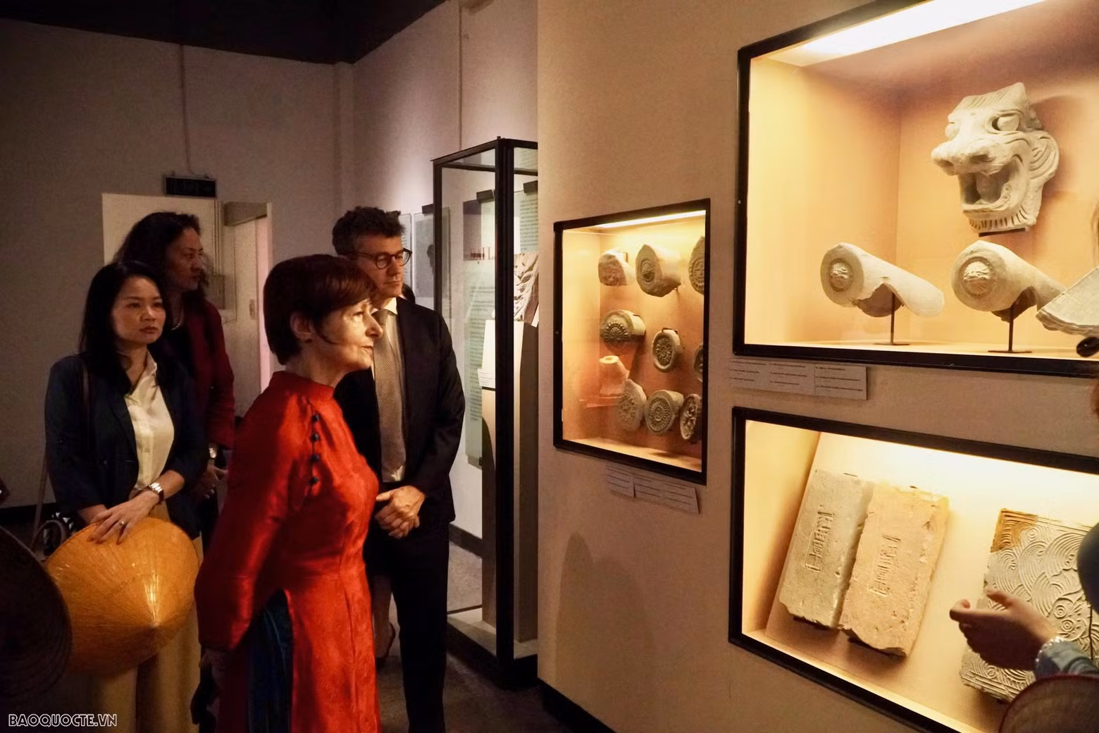La présidente de l’Assemblée générale de l’UNESCO visite l’espace d’exposition des trésors impériaux de Thang Long, dont plusieurs sont reconnus comme « trésors nationaux ». Photo : baoquocte.vn.