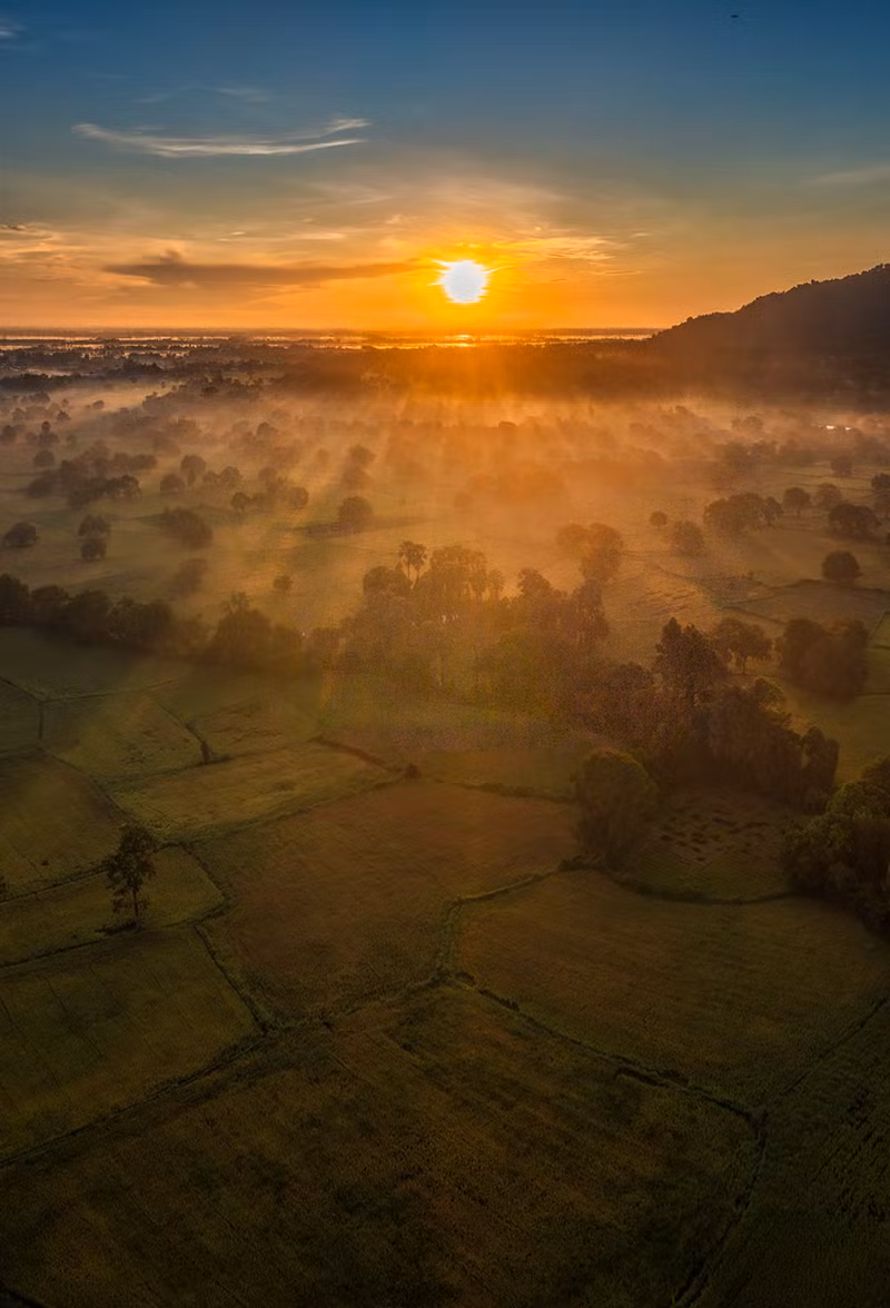 Les rizières de Tà Pạ sont aussi réputées pour la "chasse aux nuages" le matin et les couchers de soleil qui attirent de nombreux visiteurs. Toutefois, selon M. Điền, pour capturer les nuages dans cette région, il est essentiel de vérifier attentivement les conditions météorologiques, car brume et nuages ne sont pas toujours au rendez-vous. Les rizières de Tà Pạ sont aussi réputées pour la "chasse aux nuages" le matin et les couchers de soleil qui attirent de nombreux visiteurs. Toutefois, selon M. Điền, pour capturer les nuages dans cette région, il est essentiel de vérifier attentivement les conditions météorologiques, car brume et nuages ne sont pas toujours au rendez-vous.