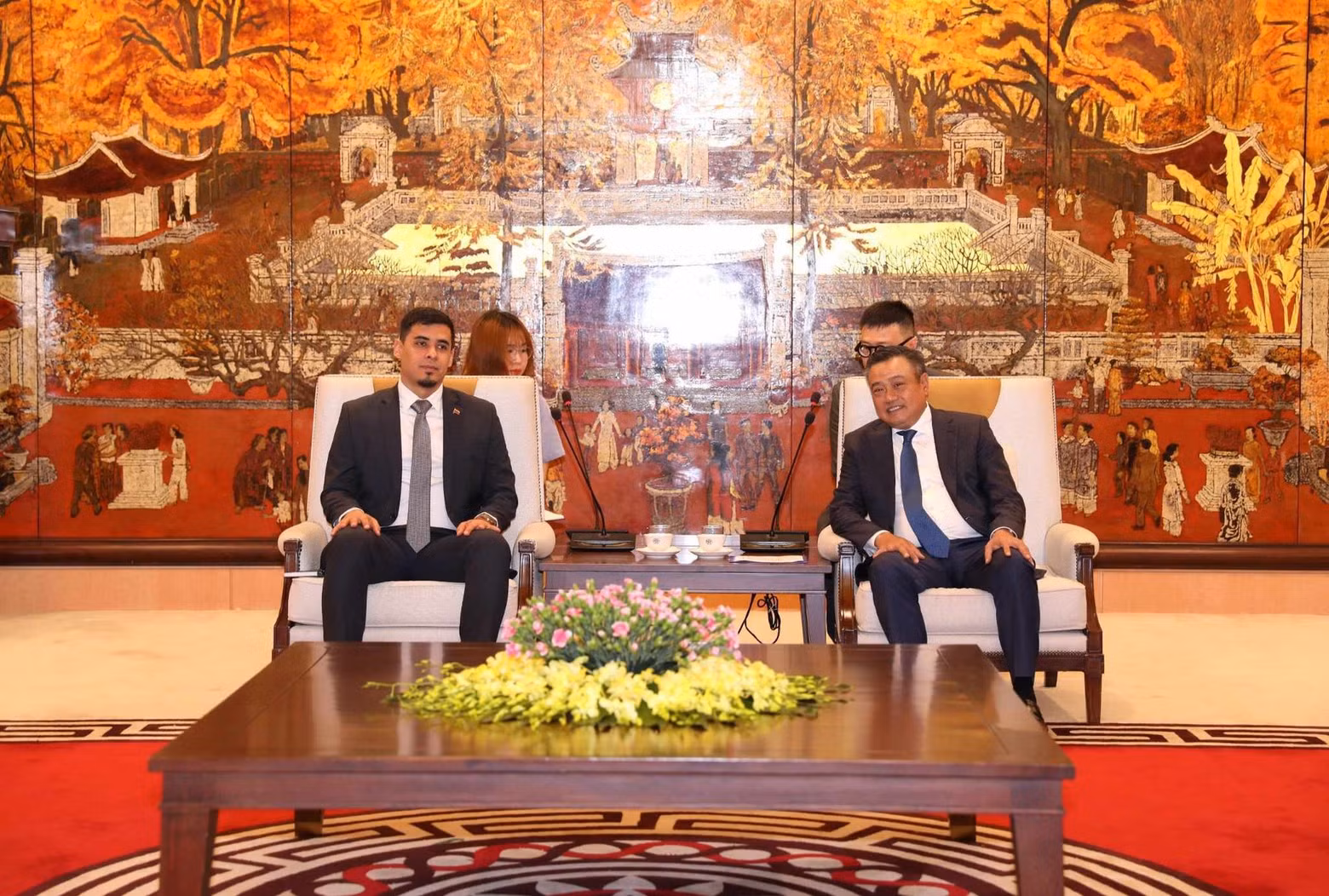 Le président du Comité populaire de la ville de Hanoï, Tran Sy Thanh, a dit espérer que l'ambassade du Venezuela continuerait de se coordonner étroitement avec le Comité populaire de la ville de Hanoï pour renforcer les bonnes relations Vietnam – Venezuela, notamment dans le cadre des célébrations du 35e anniversaire de l'établissement des relations diplomatiques entre les deux pays cette année. Photo: hanoimoi. Le président du Comité populaire de la ville de Hanoï, Tran Sy Thanh, a dit espérer que l'ambassade du Venezuela continuerait de se coordonner étroitement avec le Comité populaire de la ville de Hanoï pour renforcer les bonnes relations Vietnam – Venezuela, notamment dans le cadre des célébrations du 35e anniversaire de l'établissement des relations diplomatiques entre les deux pays cette année. Photo: hanoimoi.