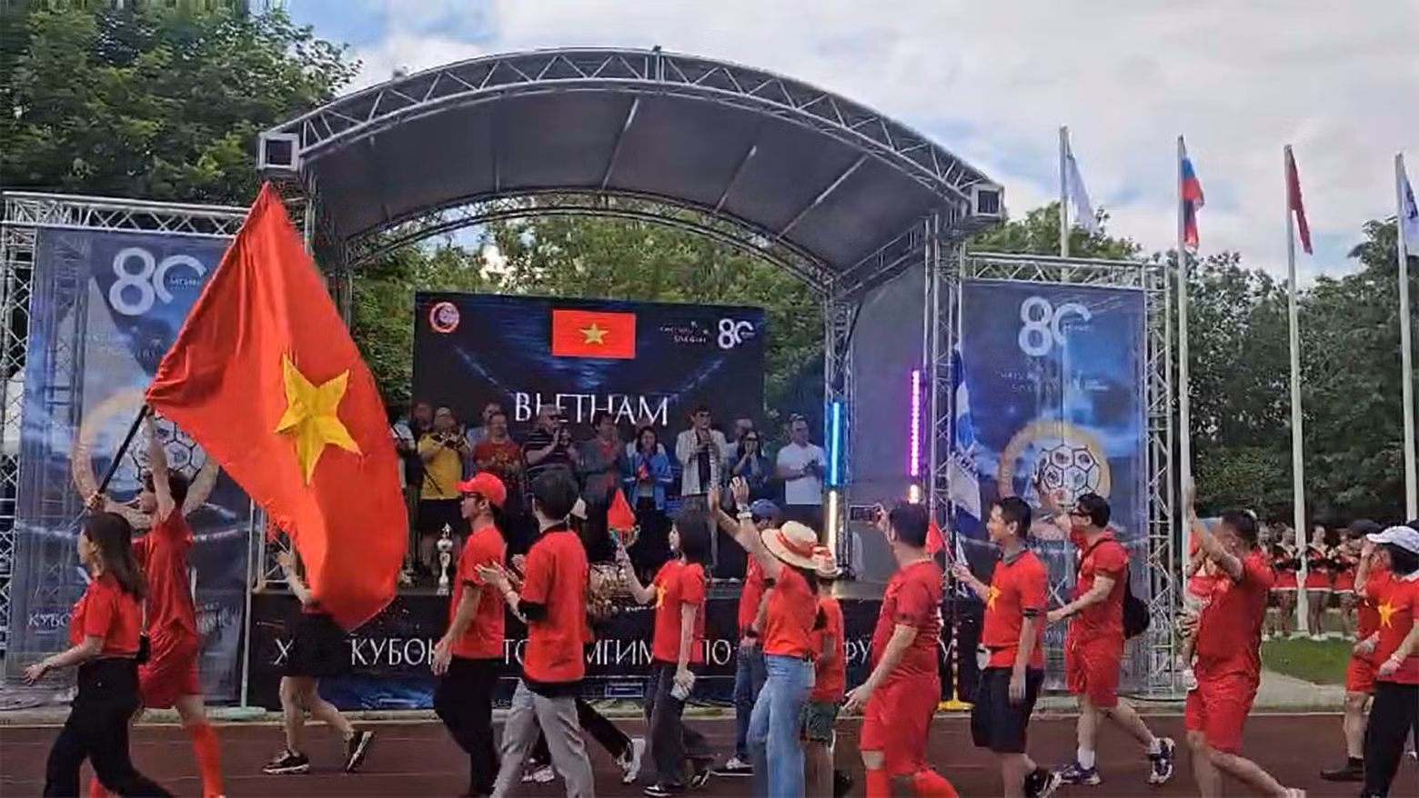 Le tournoi amical de football a réuni la participation de 27 équipes de football amateur venues de près de 40 pays du monde, dont le Vietnam, le Brésil, l’Argentine, l’Uruguay et la Colombie. Photo: baoquocte.vn.
