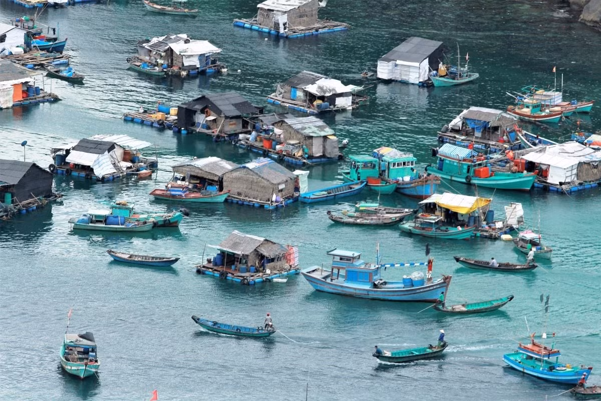 L'île de Thô Chu compte actuellement environ 2 000 habitants, qui travaillent principalement dans l'élevage et l'exploitation des produits de la mer. Photo : VnExpress. L'île de Thô Chu compte actuellement environ 2 000 habitants, qui travaillent principalement dans l'élevage et l'exploitation des produits de la mer. Photo : VnExpress.
