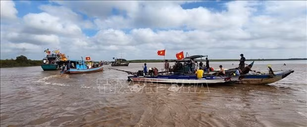Un rite de la fête annuelle Nghinh Ông « Seigneur Baleine » à Bac Lieu. Photo: VNA.