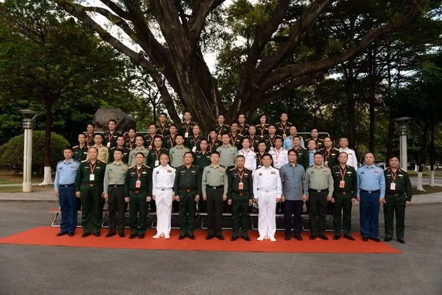 Photo de famille entre la délégation de haut rang du ministère vietnamien de la Défense et les responsables du poste général d'inspection frontalière et d’immigration de Guangzhou, relevant de l'administration nationale de l'immigration de Chine. Photo : Consulat général du Vietnam à Guangzhou.
