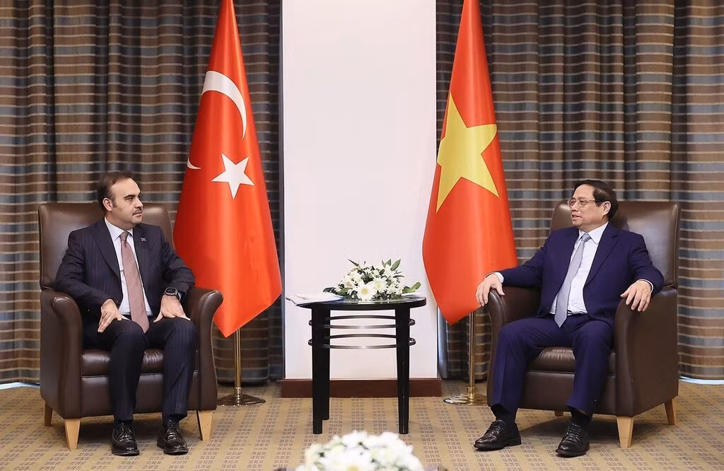 Le PM vietnamien Pham Minh Chinh (à droite) et le ministre turc de l'Industrie et de la Technologie, Mehmet Fatih Kacir. Photo: VNA.