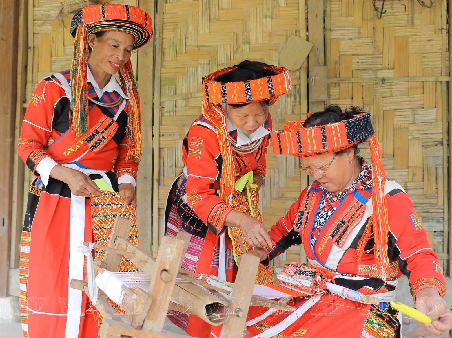 Comme d’autres ethnies minoritaires du Vietnam, les femmes Pà Then du district de Lâm Binh maîtrisent l’art de tisser les vêtements traditionnels. Ce métier d’artisanat fait la fierté du peuple Pà Then. Photo: VNP.