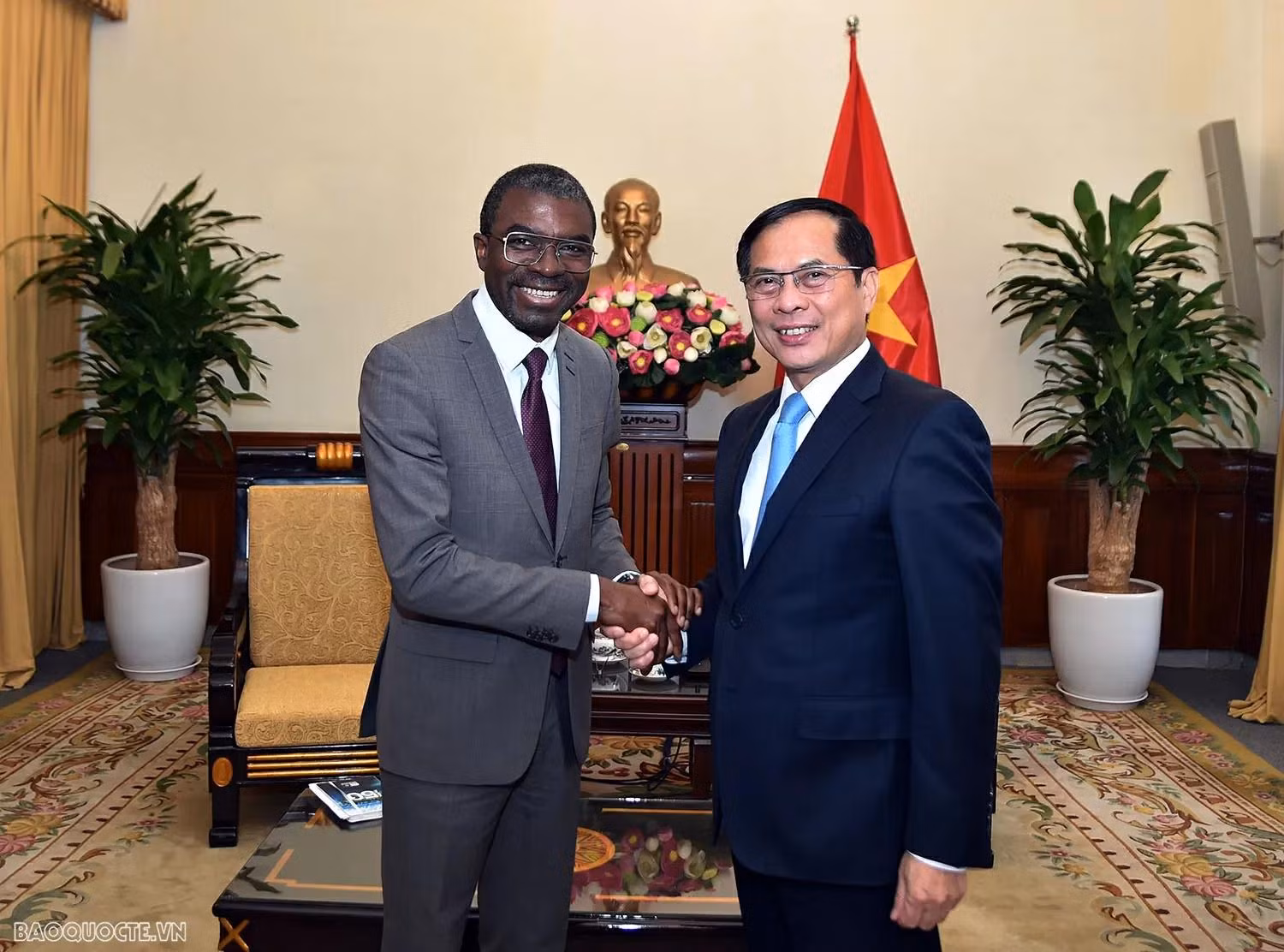 Le vice-Premier ministre et ministre vietnamien des Affaires étrangères, Bui Thanh Son, a demandé au Centre du patrimoine mondial de l'UNESCO de continuer à soutenir le Vietnam dans la préservation et la mise en valeur des sites du patrimoine mondial, avec l’accent mis sur le projet de restauration du palais Kinh Thien dans la cité impériale de Thang Long – Hanoï, ou encore le dossier de proposition d’inscription du complexe de monuments et de paysages Yen Tu – Vinh Nghiem – Con Son, Kiep Bac sur la liste du patrimoine mondial de l’humanité. Photo : baoquocte.vn