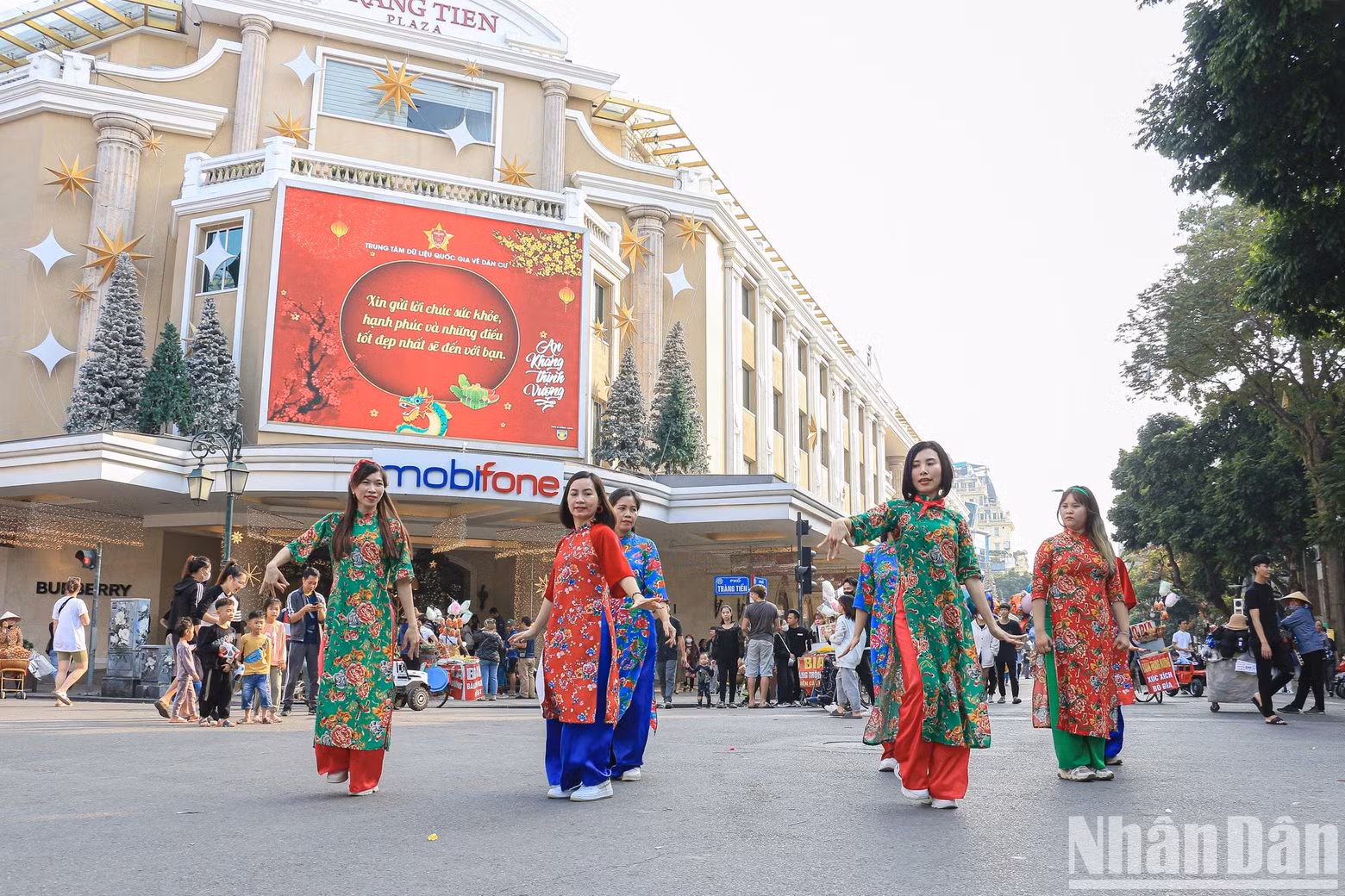 La zone autour du lac Hoàn Kiêm devient plus animée et colorée grâce à des danses flashmob et des spectacles de musique de rue.