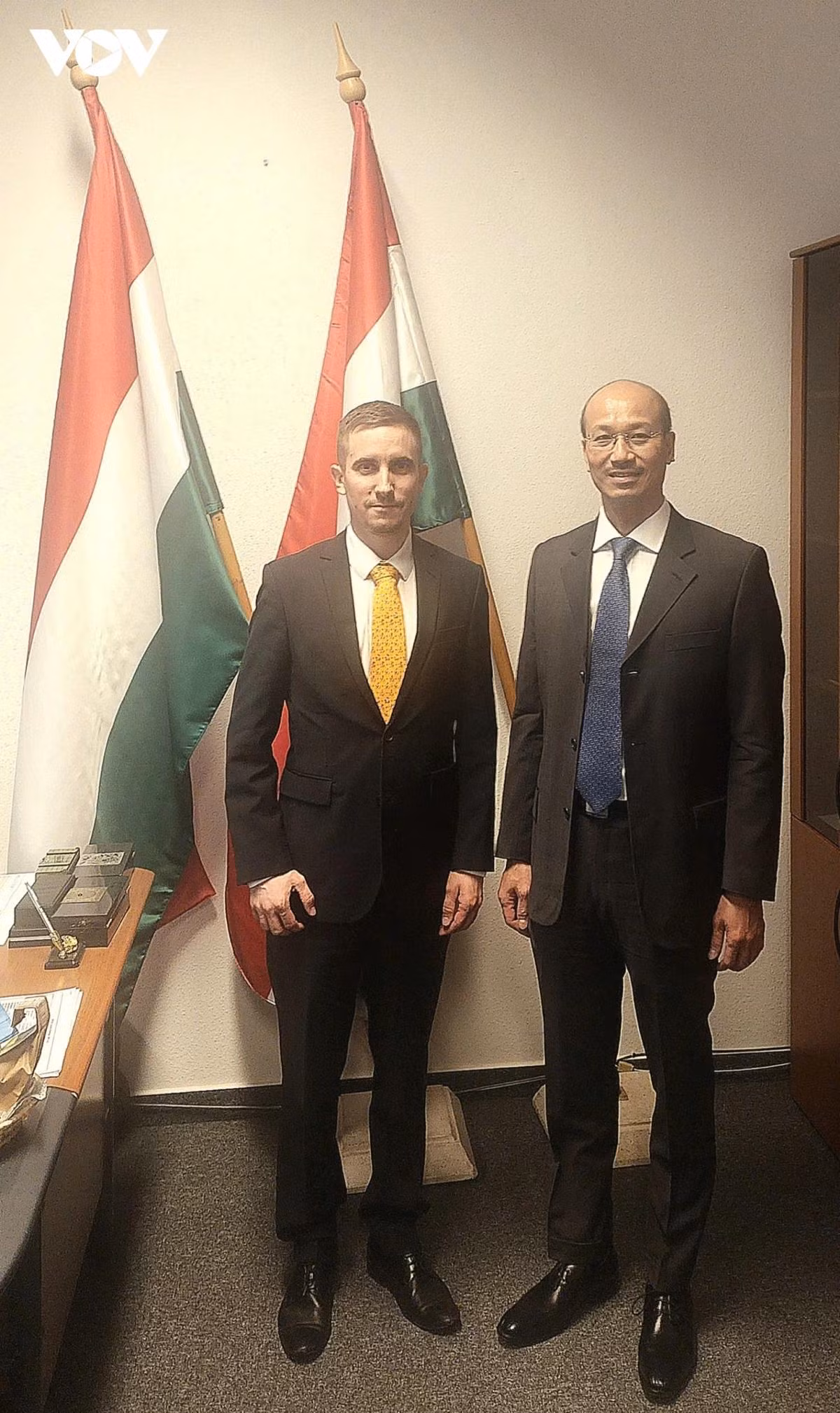 L’ambassadeur du Vietnam en Hongrie, Bui Le Thai (à droite), et Stifter Adam, secrétaire d’État adjoint du ministère hongrois des Affaires étrangères et du Commerce extérieur, chargé de la politique hongroise « Regard vers l’Est ». Photo : VOV.