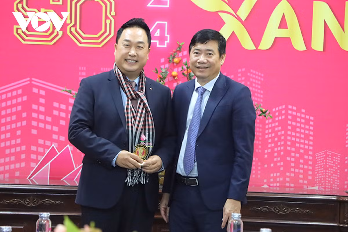 Le président du Comité populaire de la province de Dông Thap (dans le delta du Mékong), Pham Thien Nghia (à droite), et le président de l’Association des entreprises sud-coréennes au Vietnam (KorCham), Hongsun, le 6 juin à Dông Thap. Photo: VOV. Le président du Comité populaire de la province de Dông Thap (dans le delta du Mékong), Pham Thien Nghia (à droite), et le président de l’Association des entreprises sud-coréennes au Vietnam (KorCham), Hongsun, le 6 juin à Dông Thap. Photo: VOV.