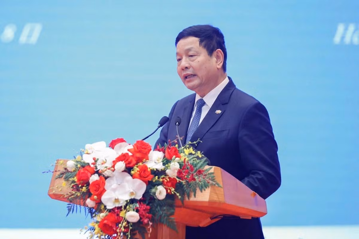 Selon Truong Gia Binh, président du groupe FPT, le Vietnam dispose d'un grand potentiel pour devenir un leader dans les domaines de l’intelligence artificielle et des semi-conducteurs. Photo : VOV.