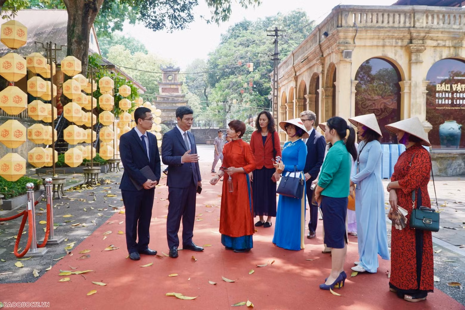 La présidente de l’Assemblée générale de l’UNESCO et sa suite écoutent présenter les informations historiques sur le palais Kinh Thiên, qui se situe au cœur de la cité impériale de Thang Long et dont la construction a eu lieu au 15e siècle. Autrefois, c’était le lieu où se déroulaient les plus importantes réunions et les cérémonies les plus solennelles de la cour royale. C’est dans ce palais qu’ont été prises les plus grandes décisions du pays tant en matière d’édification que de défense nationale. Il s’agissait du palais le plus important de l’ancienne cité impériale, car c’était le lieu où le roi et la cour honoraient le ciel et la terre. Photo : baoquocte.vn.