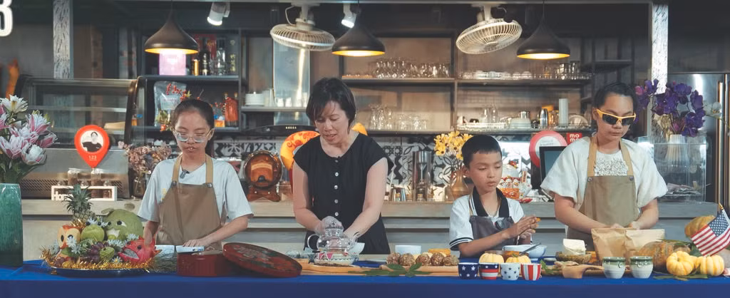 Christine Hà apprend aux enfants malvoyants à cuisiner. Photo : CVN.
