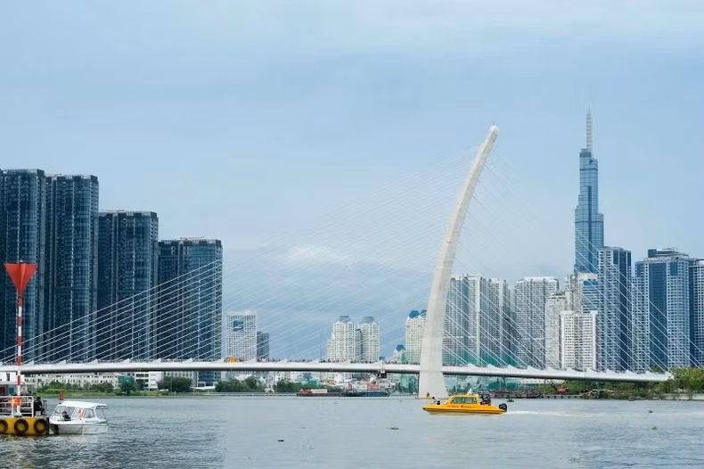 En venant à Hô Chi Minh-Ville, les visiteurs peuvent embarquer pour une croisière fluviale pittoresque le long du fleuve Saigon. Photo: visithochiminhcity