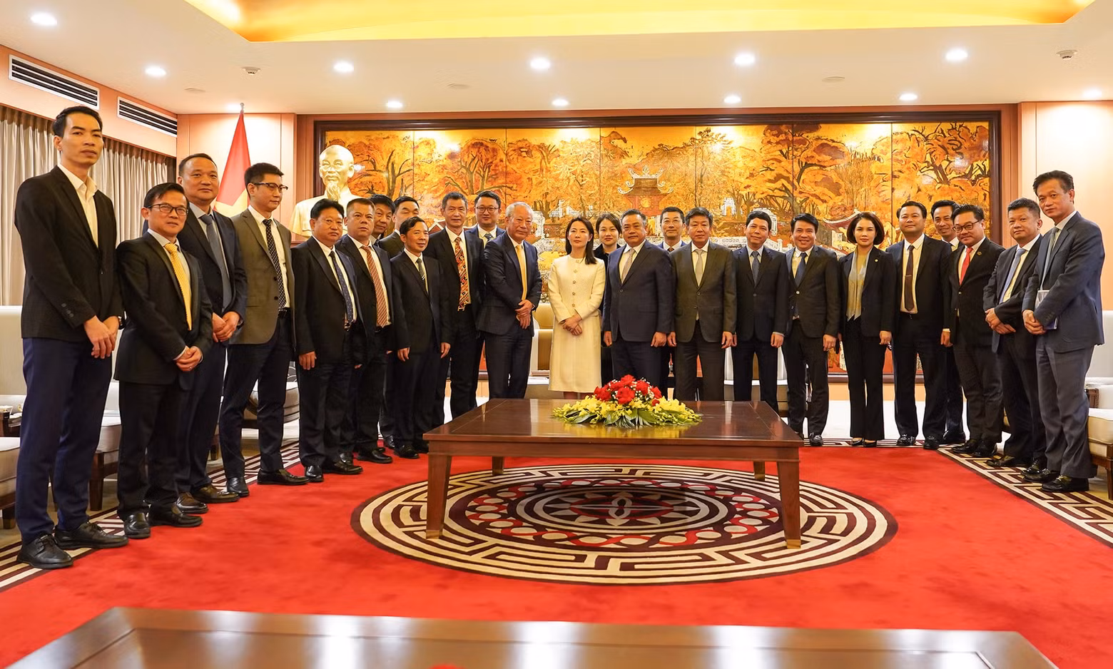 Les deux parties ont discuté des orientations de coopération dans les domaines d’intérêt commun, tels que la construction des villes intelligentes, l’aménagement et la gestion des cités urbaines modernes. Photo : hanoimoi.vn. Les deux parties ont discuté des orientations de coopération dans les domaines d’intérêt commun, tels que la construction des villes intelligentes, l’aménagement et la gestion des cités urbaines modernes. Photo : hanoimoi.vn.