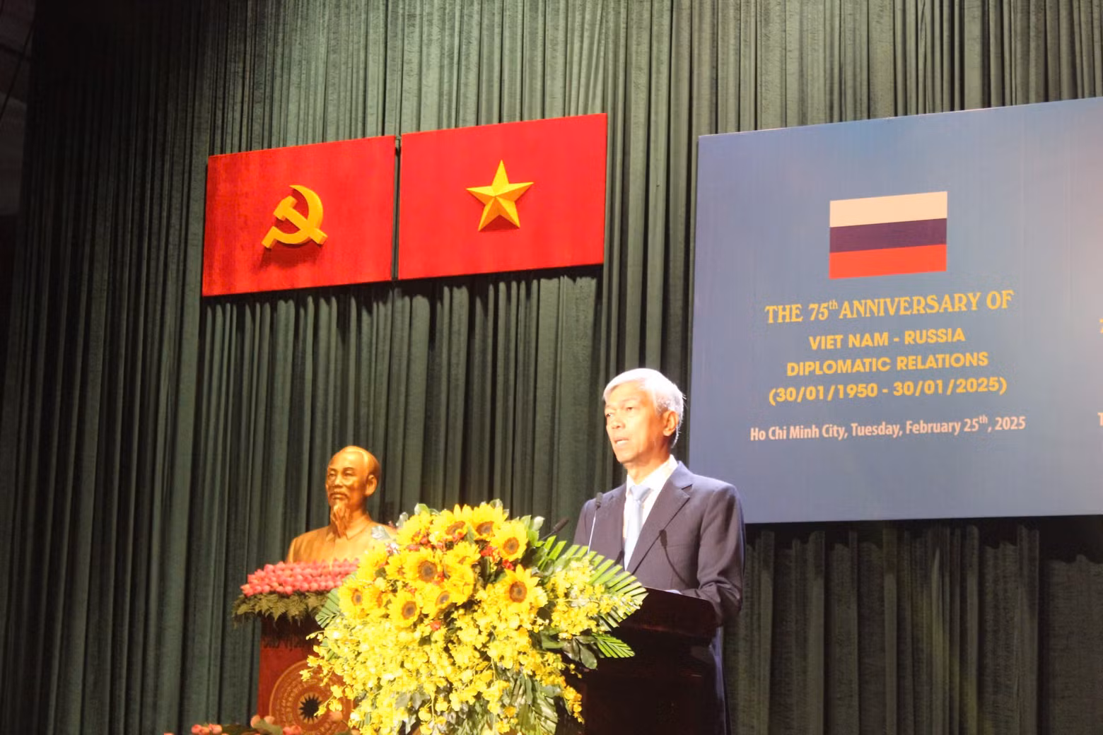 Le vice-président du Comité populaire de Hô Chi Minh-Ville, Vo Van Hoan, a demandé aux deux parties de poursuivre leur coopération efficace dans le commerce et l’investissement, ainsi que de chercher de nouvelles opportunités dans les domaines phares d’intérêt commun, tels que le développement des infrastructures urbaines, l’énergie, les technologies de l’information, la santé, l’éducation et le tourisme. Photo : thoidai Le vice-président du Comité populaire de Hô Chi Minh-Ville, Vo Van Hoan, a demandé aux deux parties de poursuivre leur coopération efficace dans le commerce et l’investissement, ainsi que de chercher de nouvelles opportunités dans les domaines phares d’intérêt commun, tels que le développement des infrastructures urbaines, l’énergie, les technologies de l’information, la santé, l’éducation et le tourisme. Photo : thoidai
