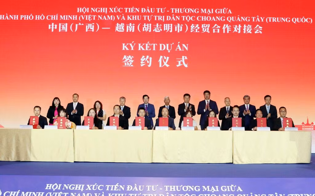 À l'issue de la conférence sur la promotion de l’investissement et du commerce entre Hô Chi Minh-Ville (Vietnam) et la région autonome Zhuang du Guangxi, les entreprises des deux parties ont signé plusieurs projets de coopération. Photo: VNA.