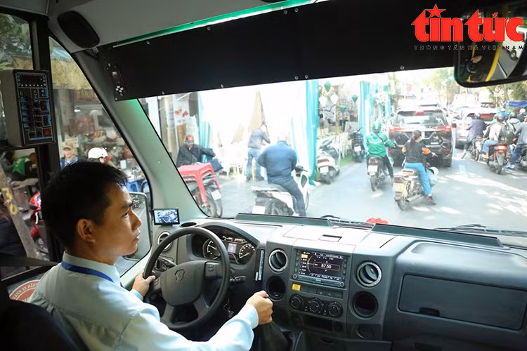 Les minibus de City Tour 03 sont compacts et capables de circuler dans les petites rues de la capitale Hanoi du Vietnam.