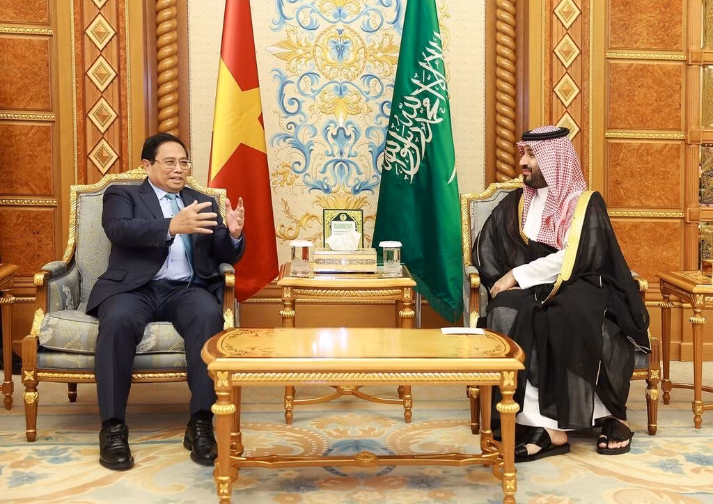 Entretien entre le Premier ministre vietnamien Pham Minh Chinh (à gauche) et le prince héritier et Premier ministre d'Arabie saoudite, Mohammed bin Salman Bin Abdulaziz Al Saud, le 29 octobre 2024 à Riyad. Photo : VNA.