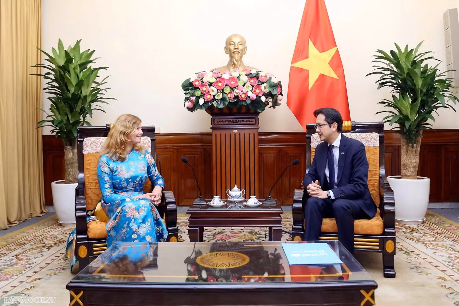 Le vice-ministre Do Hung Viet demande à l'UNICEF de poursuivre sa coopération étroite et efficace avec le Vietnam dans les soins et la protection des enfants, ainsi que d’aider ce dernier à accélérer la mise en œuvre des objectifs de développement socio-économique et des engagements internationaux concernés. Photo: baoquocte.vn
