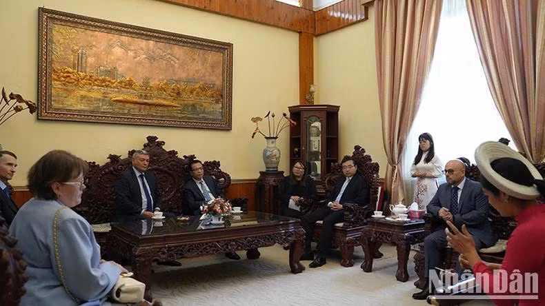 Afin de rendre les relations Vietnam — Russie plus efficace et plus substantielle, le vice-ministre russe des Affaires étrangères, Andreï Rudenko, a jugé nécessaire de poursuivre une coordination étroite et de multiplier les échanges de délégations tant au niveau bilatéral que multilatéral. Photo: NDEL. Afin de rendre les relations Vietnam — Russie plus efficace et plus substantielle, le vice-ministre russe des Affaires étrangères, Andreï Rudenko, a jugé nécessaire de poursuivre une coordination étroite et de multiplier les échanges de délégations tant au niveau bilatéral que multilatéral. Photo: NDEL.