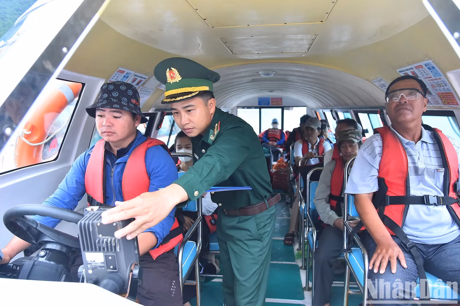 En plus de garantir les exigences techniques, les navires à destination ou en provenance de l’île de Cù Lao Chàm doivent disposer de gilets de sauvetage à bord et d’autres équipements de sauvetage conformément aux règlements en vigueur.