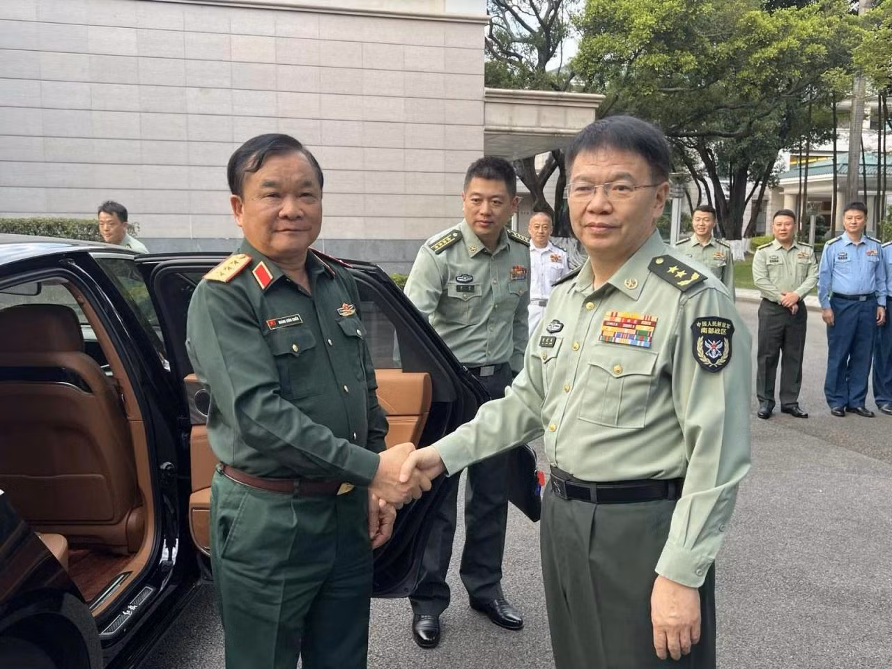 Le général de corps d'armée Hoang Xuan Chien, vice-ministre vietnamien de la Défense (à gauche), et le général de division Jia Jian Cheng, commandant adjoint et chef d'état-major de la zone de guerre du Sud de l’Armée populaire de libération de Chine. Photo : Consulat général du Vietnam à Guangzhou.