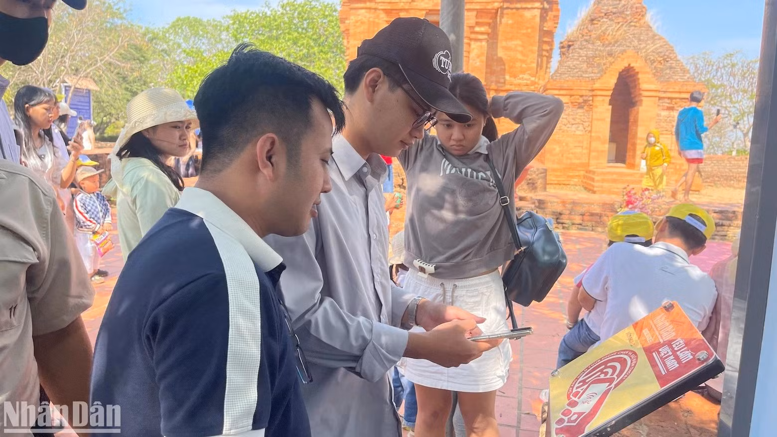 Grâce à l'initiative d'installer des panneaux équipés de puces NFC dans le cadre du projet intitulé « Yêu lắm Việt Nam », les sites touristiques célèbres de Binh Thuân ont attiré un grand nombre de touristes pendant les jours fériées. Photo : NDEL.