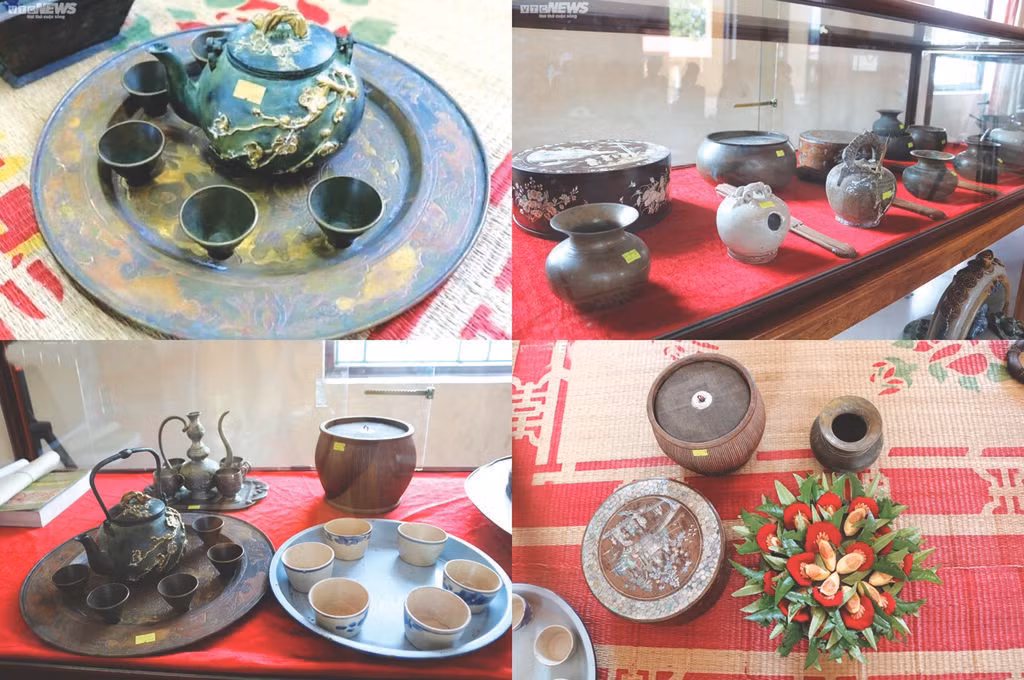 Des objets anciens utilisés lors de spectacles de "quan ho" collectionnés par M. Thang. Photo : VTC/CVN.