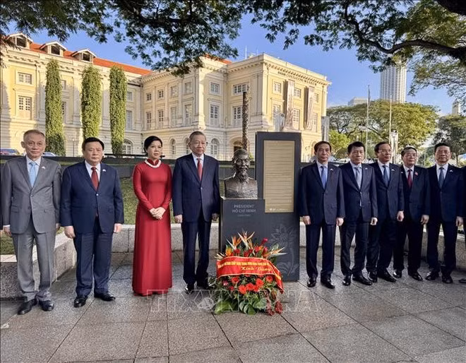 Le secrétaire général du Parti Tô Lâm (4e de gauche) au Musée des Civilisations Asiatiques à Singapour. Photo : VNA. Le secrétaire général du Parti Tô Lâm (4e de gauche) au Musée des Civilisations Asiatiques à Singapour. Photo : VNA.