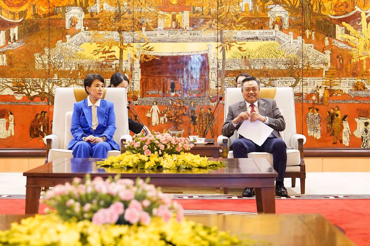 Le secrétaire adjoint du Comité municipal du Parti communiste du Vietnam et président du Comité populaire de la ville de Hanoï, Tran Sy Thanh (à droite), et l'ambassadrice de la province sud-coréenne de Gyeonggi, Kumsil Kang, le 13 mai à Hanoi. Photo: hanoimoi.vn