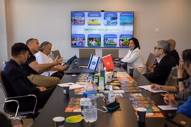 Un échange de vue pour présenter les opportunités d'investissement et inviter les entreprises israéliennes àpporter la technologie agricole (agritech) au marché vietnamien. Photo : VNA. Un échange de vue pour présenter les opportunités d'investissement et inviter les entreprises israéliennes àpporter la technologie agricole (agritech) au marché vietnamien. Photo : VNA.