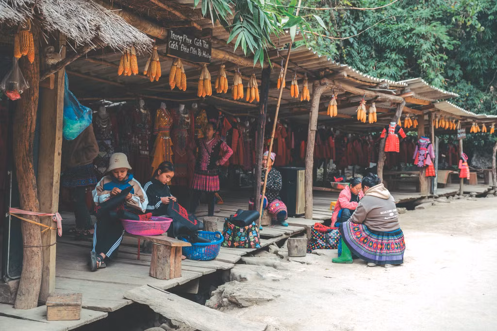 Hang Táu abrite une vingtaine de maisons de la minorité ethnique H'Mông, construites à partir de matériaux naturels tels que la terre, la pierre, l’argile, le bois et le bambou. Photo VNA.