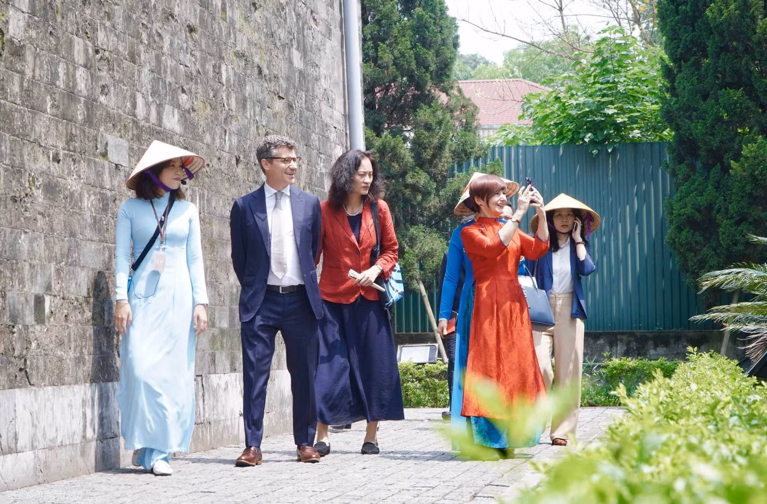 La Citadelle impériale de Thang Long, qui s’étend sur une superficie totale de 18,395 ha, comprend aujourd’hui les bâtiments au 19 C, rue Hoàng Diêu, et les vestiges de la zone archéologique au 18, de la même rue, dans l’arrondissement de Ba Dinh, à Hanoï. Selon les archives, la citadelle a été construite sur des terrains drainés du fleuve Rouge sous les règnes des dynasties des Ly (1010 – 1225), des Trân (1225 – 1413) et des Lê (1428 – 1789). Sous la dynastie des Nguyên (1802 – 1945), ce vaste ensemble a été renommé citadelle de Hanoï. Photo : baoquocte.vn.
