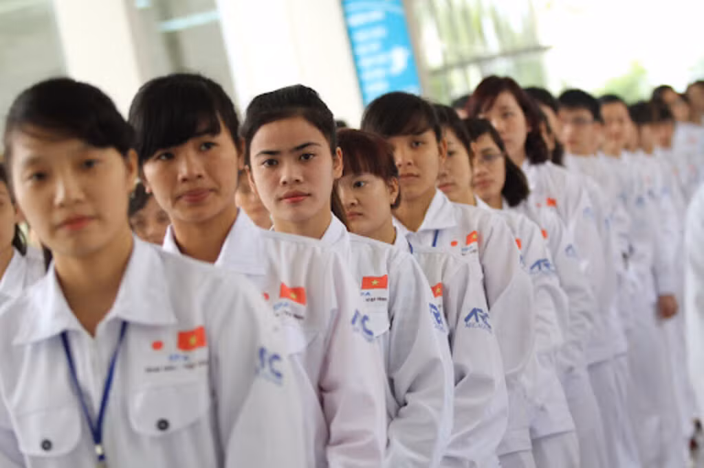 Des travailleuses vietnamiennes avant leur départ au Japon.