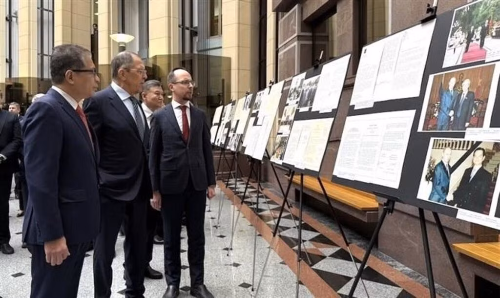 Les délégués visitent l'exposition célébrant le 75e anniversaire de l'établissement des relations diplomatiques entre la Russie et le Vietnam. Photo : VNA.