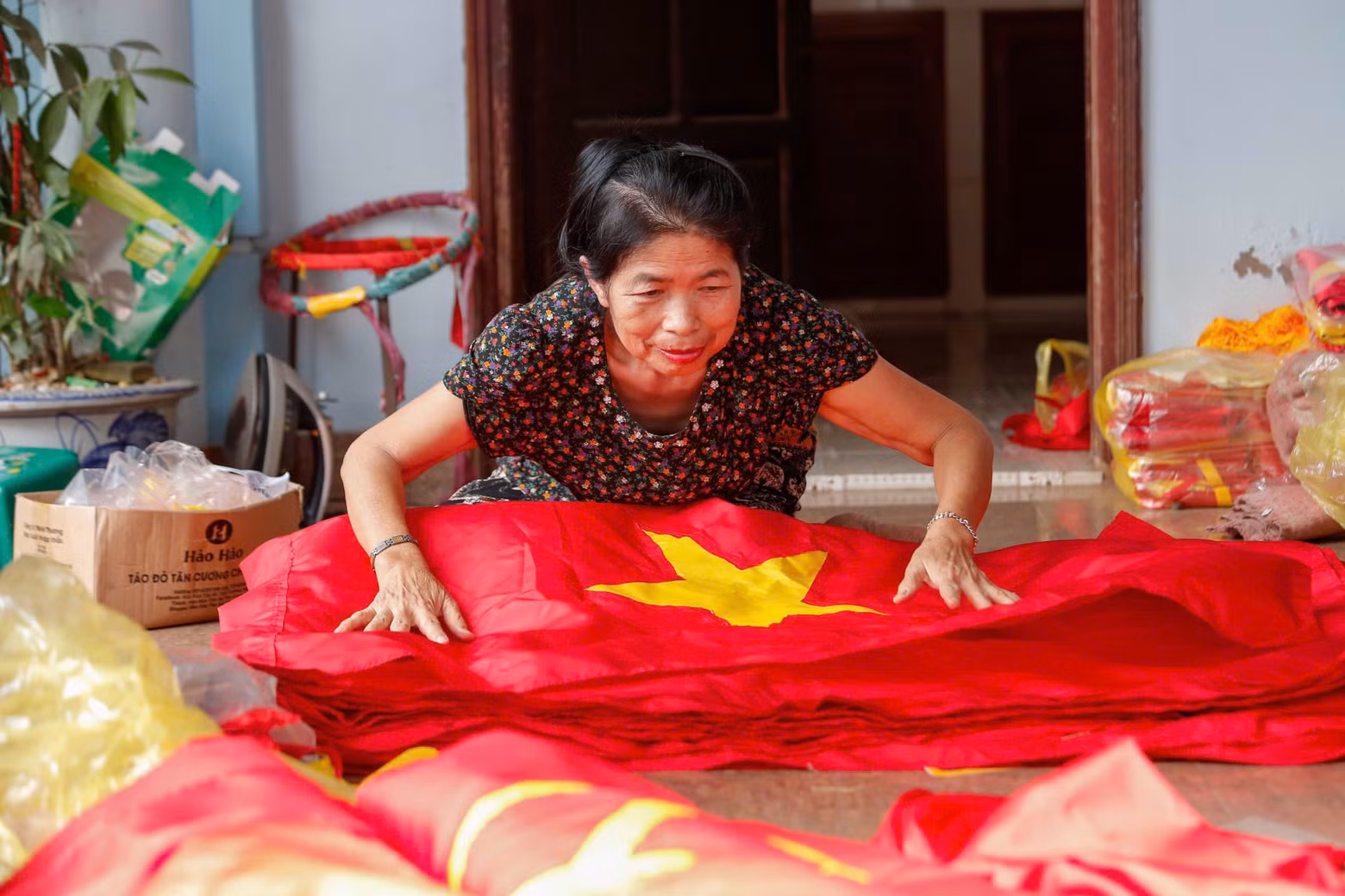 Les drapeaux nationaux fabriqués par le village de Tu Van sont célèbres pour leur beauté. Photo : congluan