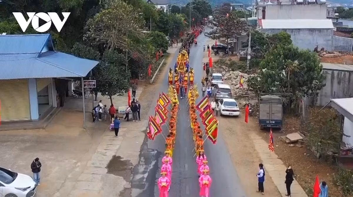 Les festivités ont débuté par une procession solennelle sur la rivière Ma, suivie de spectacles traditionnels mêlant arts martiaux, danses du lion et du dragon, accompagnés par les rythmes des tambours. Au-delà de leur dimension culturelle, ces célébrations incarnent les prières de la communauté pour une année prospère et heureuse et des récoltes abondantes. Photo: VOV.