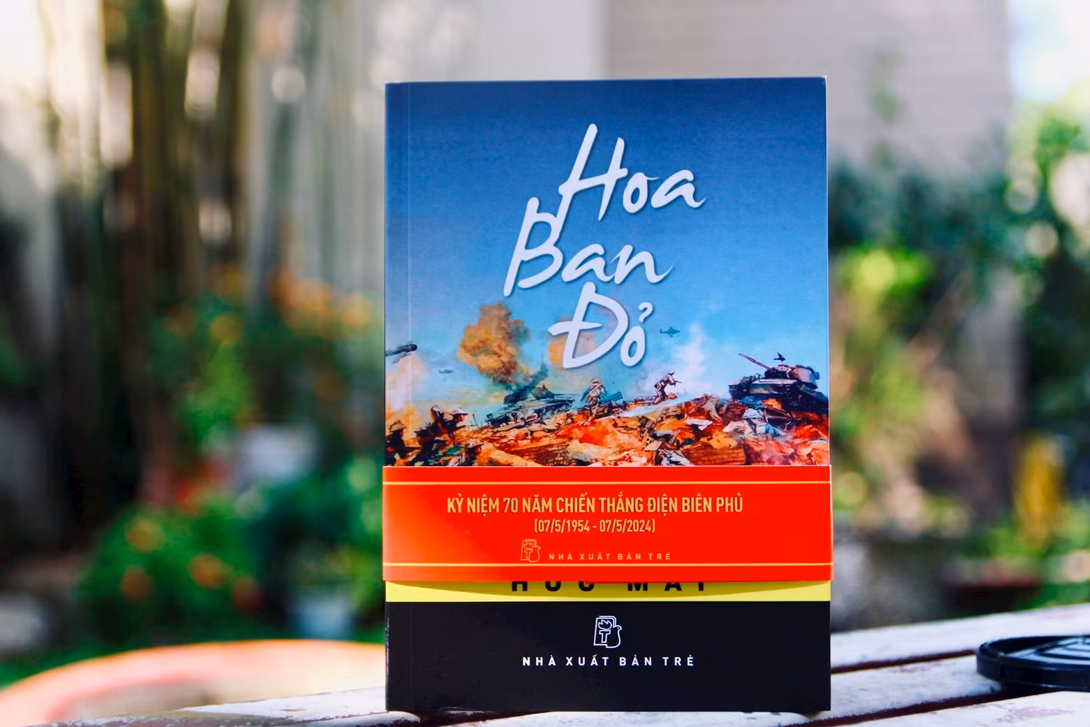 « Fleur de bauhinia rouge » est une œuvre célèbre de l'écrivain Huu Mai, qui a été portée au cinéma dans le film du même nom en 1994. Photo: nxbtre.com.vn.