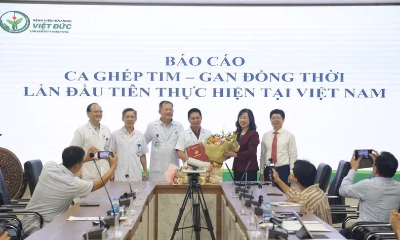 Le succès de la première greffe simultanée cœur et foie a confirmé les compétences professionnelles des médecins et infirmiers de l’hôpital d’amitié Vietnam-Allemagne. Photo : NDEL.
